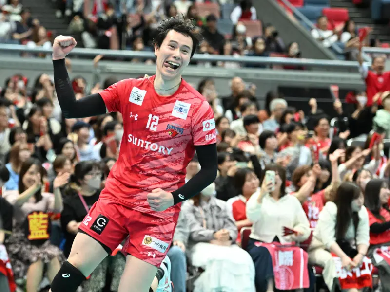 Ran Takahashi celebrating for Suntory Sunbirds Osaka