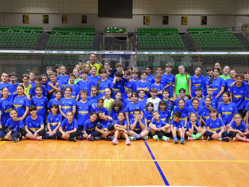 Roberto Russo with the Modena Volley group during his first visit to PalaPanini as a club player.