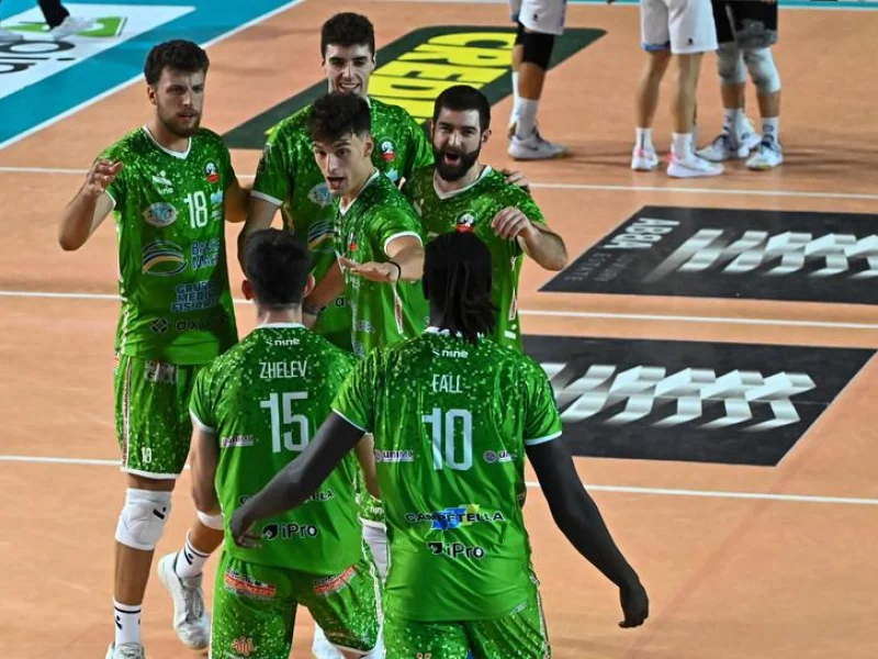 Rusi Zhelev with Banca Macerata teammates during an Italian Serie A2 match