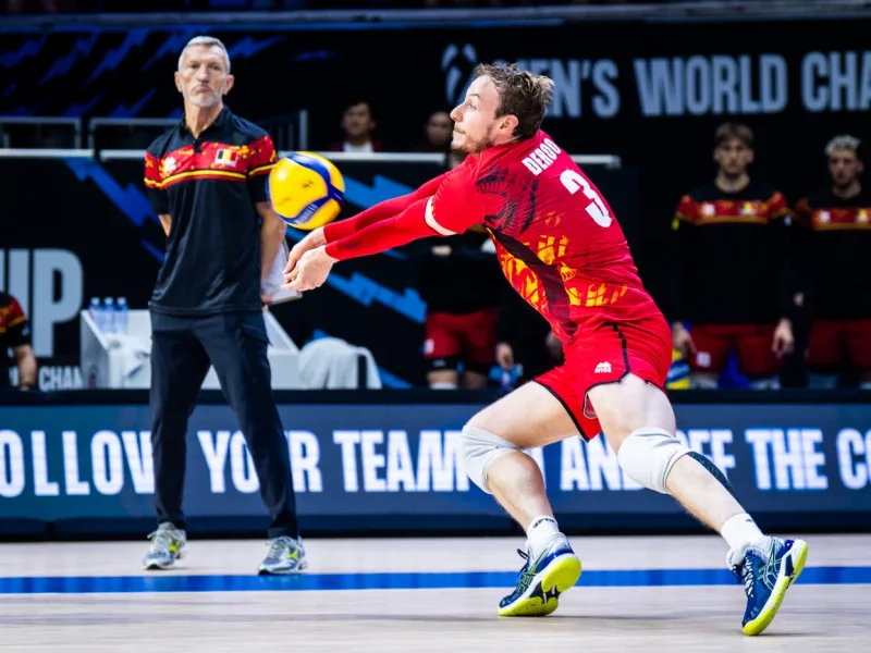 Sam Deroo digging the ball for Belgium at the 2025 World Championship.