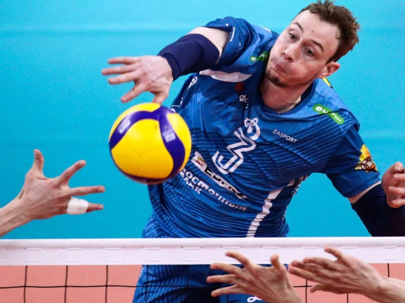 Sam Deroo attacking for Lokomotiv Novosibirsk.