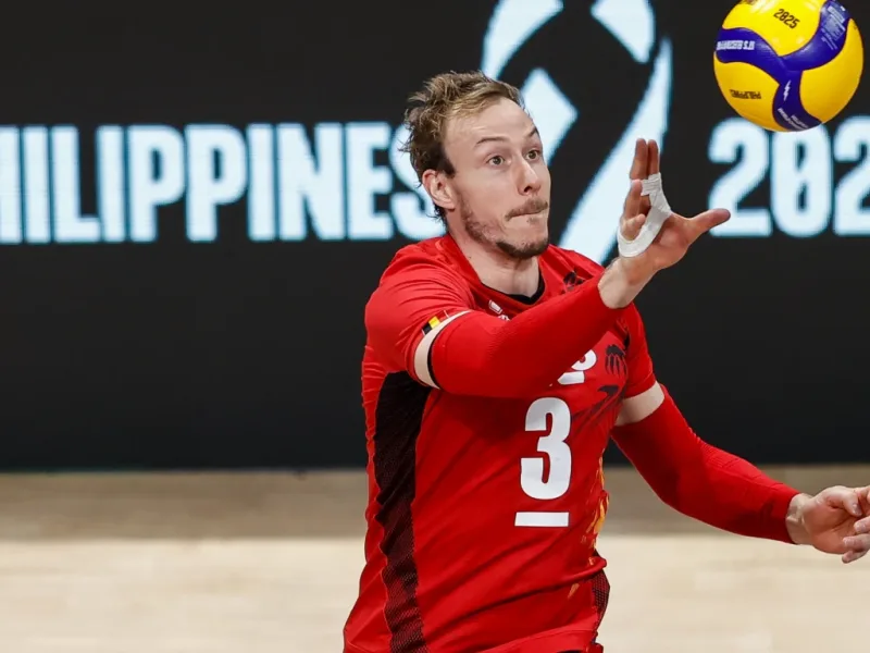 Sam Deroo serving for Belgium at the 2025 World Championship.