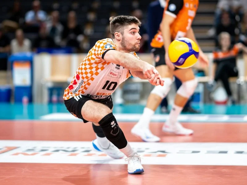 Santiago Danani receiving the ball for Berlin Recycling Volleys.