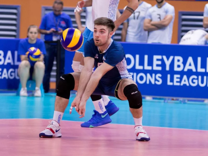 Santiago Danani making a defensive play during his European club career.