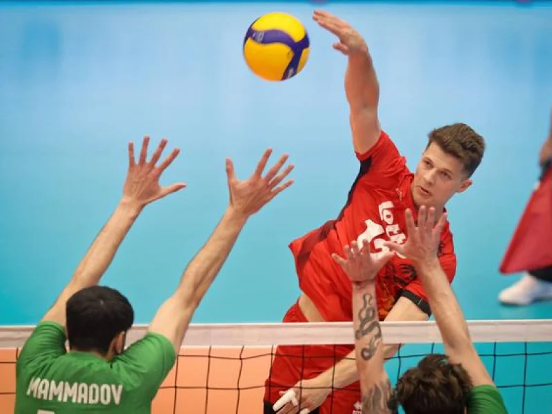 Seppe Rotty attacking during a volleyball match.