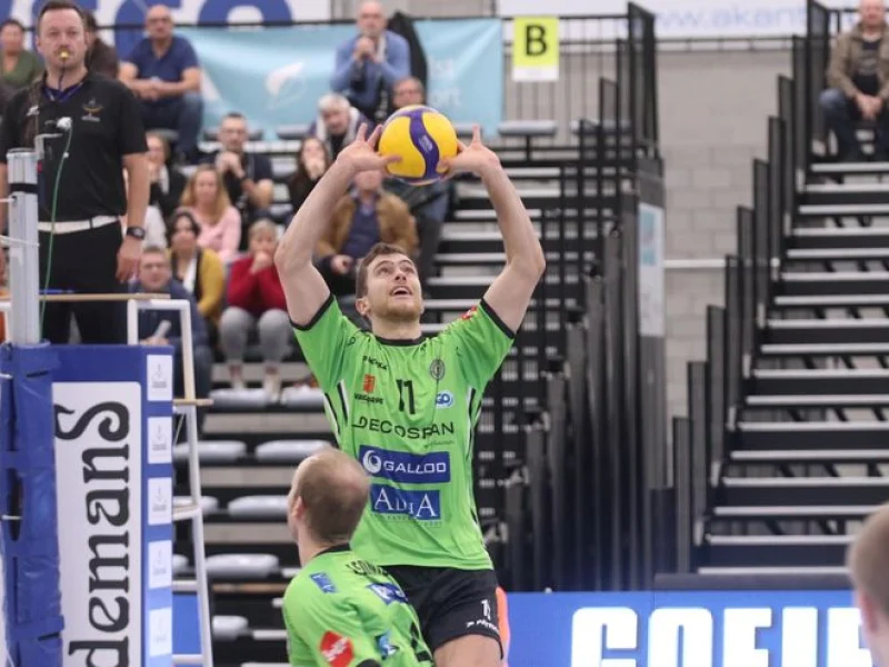 Seppe Van Hoyweghen setting the ball for Decospan Volley Team Menen.