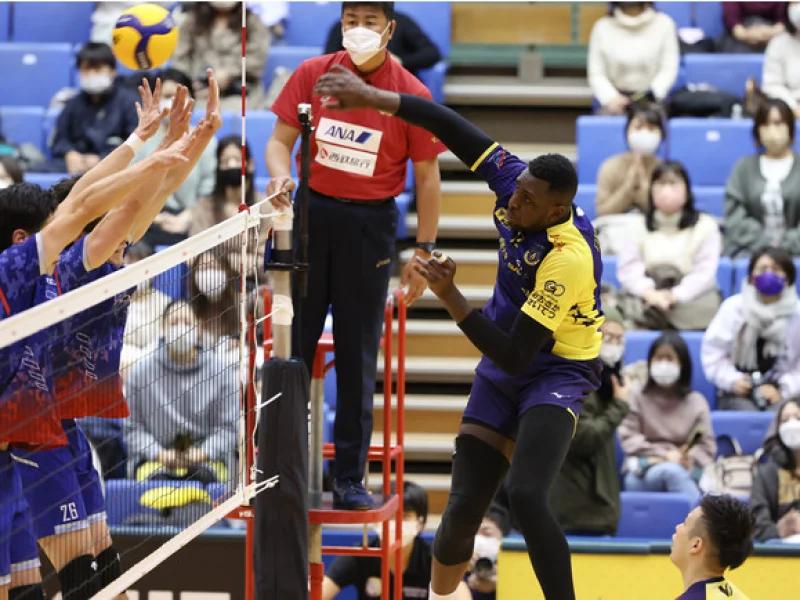 Sharone Vernon-Evans attacking for Sakai Blazers in Japan