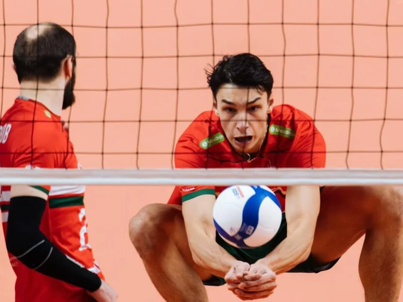 Simeon Nikolov defending for Lokomotiv Novosibirsk.