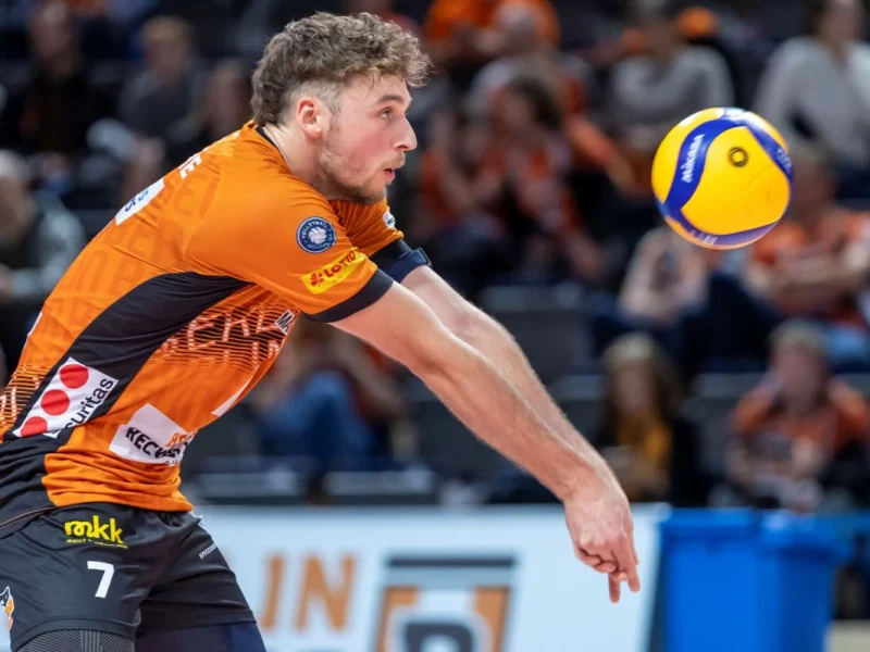 Simon Plaskie receiving the ball for Berlin Recycling Volleys.