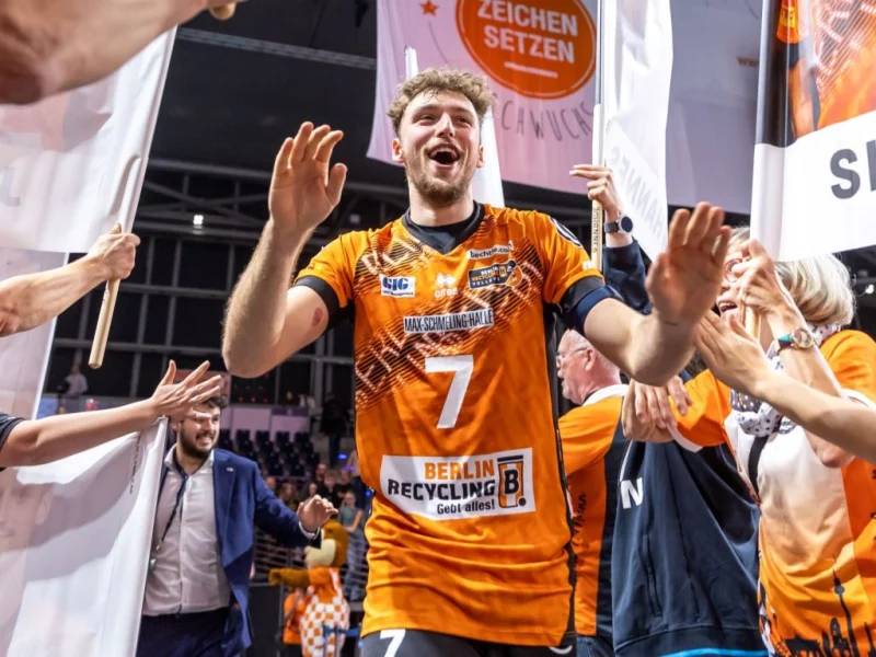 Simon Plaskie celebrating with Berlin Recycling Volleys supporters.