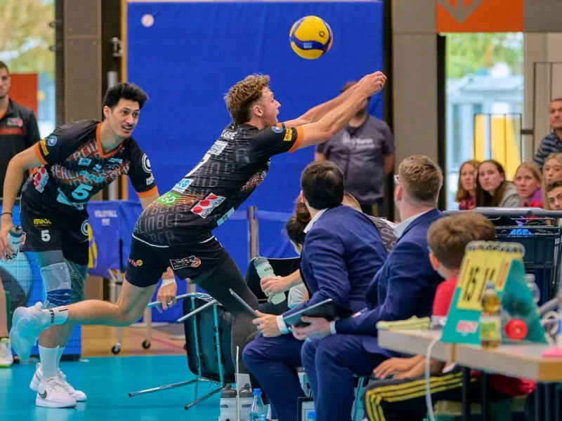 Simon Plaskie making a diving save for Berlin Recycling Volleys.