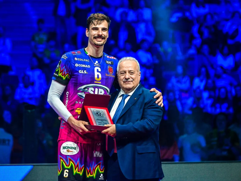 Simone Giannelli with an award after the 2025 CEV Champions League.