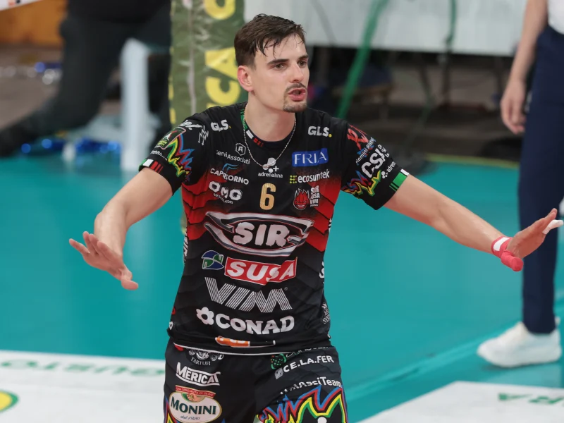 Simone Giannelli directing play for Sir Susa Scai Perugia.
