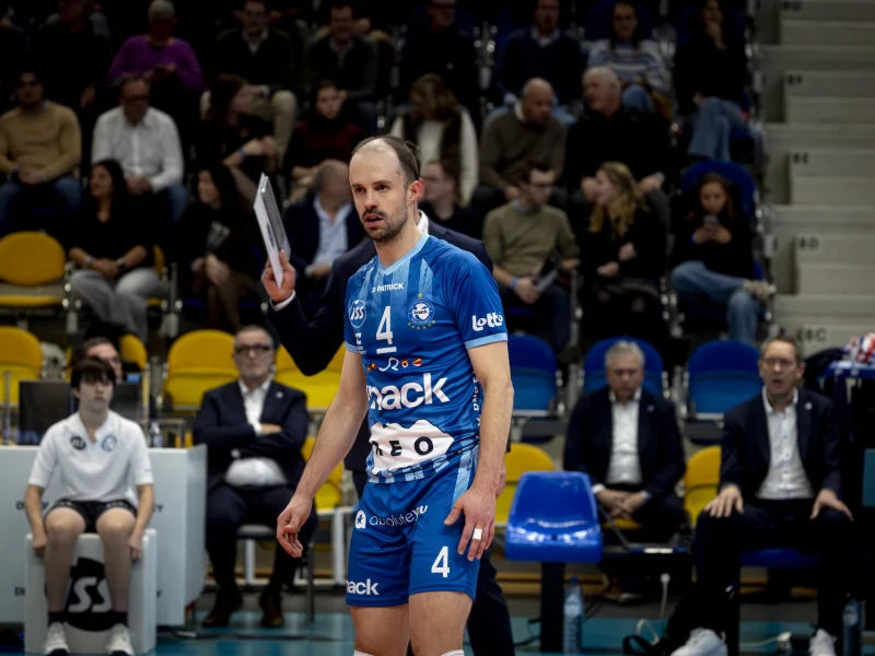 Stijn D'Hulst in Knack Roeselare kit during a match.