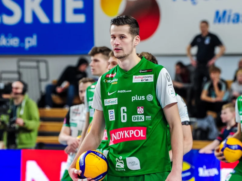 Szymon Jakubiszak in the green AZS Olsztyn volleyball kit.