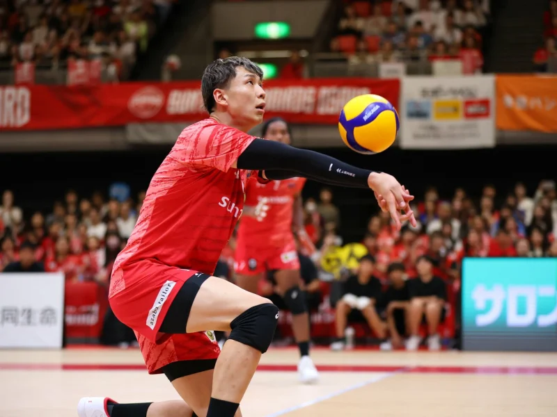 Taishi Onodera receiving the ball for Suntory Sunbirds Osaka.