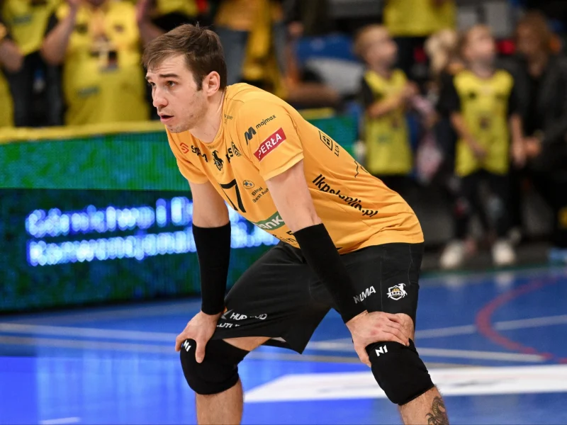 Thales Hoss in a low defensive stance for Bogdanka LUK Lublin.