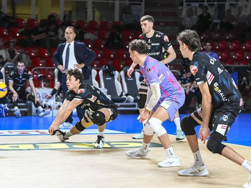 Tim Held digs the ball for Sonepar Padova during a SuperLega match.