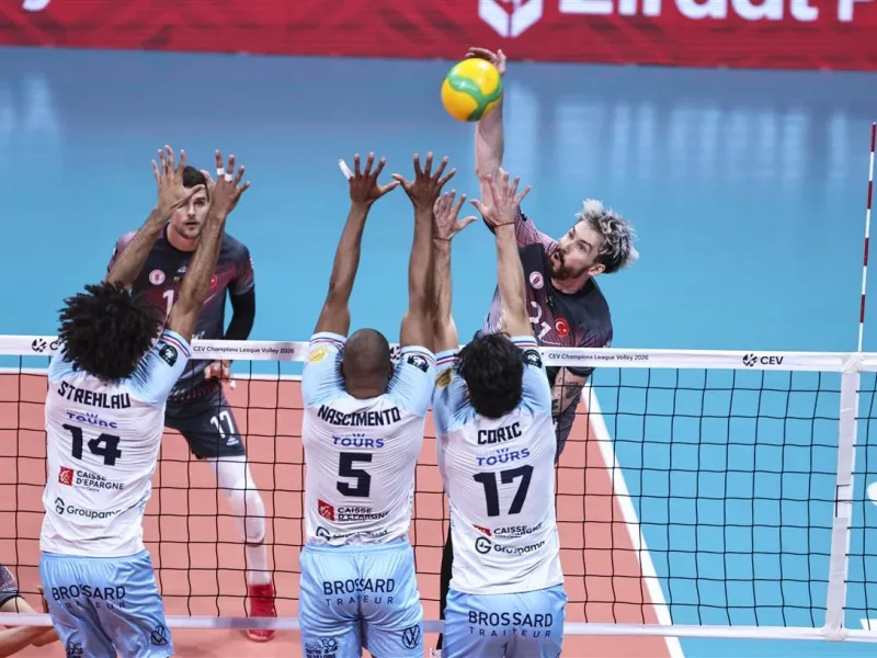 Tomasz Fornal attacking for Ziraat Bankkart in the CEV Champions League.