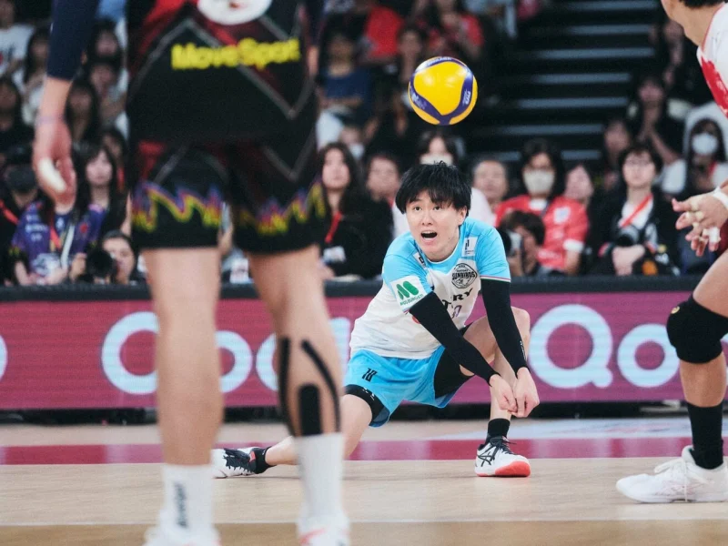 Tomohiro Ogawa making a defensive reception for Suntory Sunbirds Osaka.