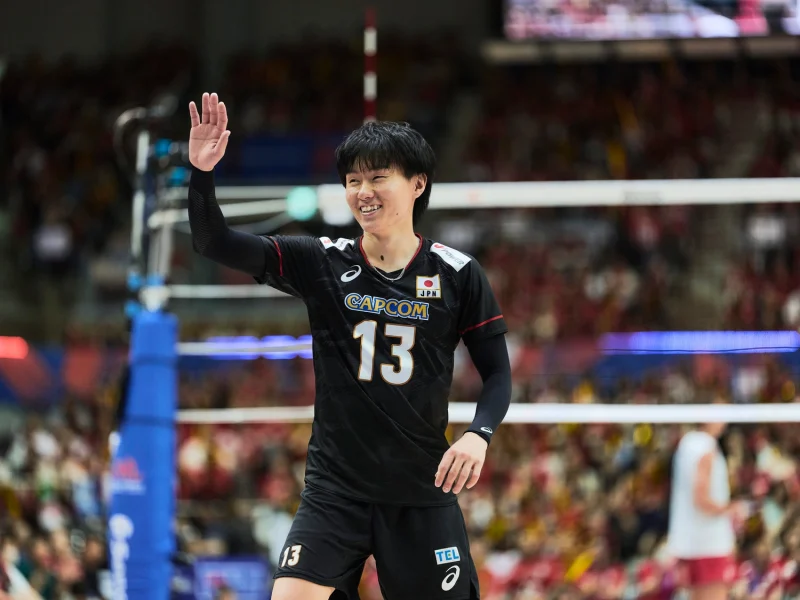 Tomohiro Ogawa acknowledging the crowd during Volleyball Nations League competition.