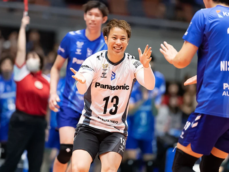 Tomohiro Yamamoto celebrating for Osaka Bluteon during an SV.League match.