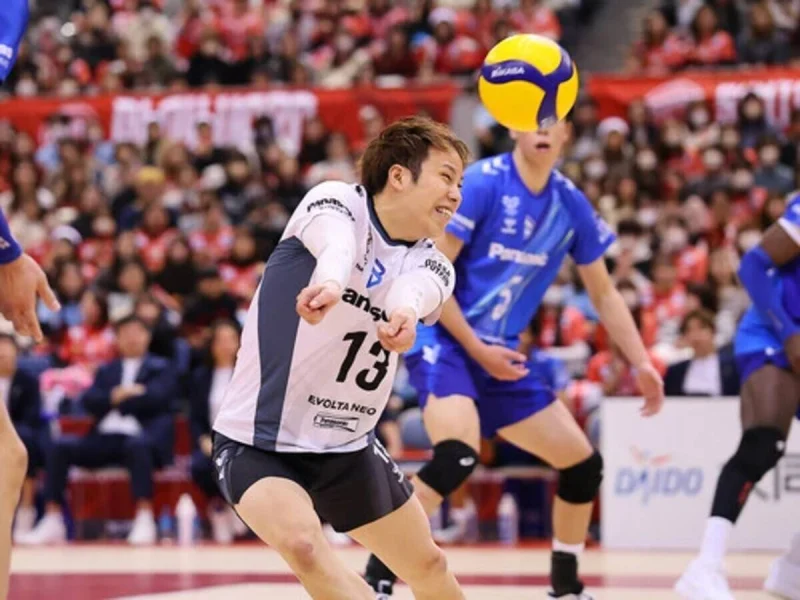 Tomohiro Yamamoto digging the ball for Osaka Bluteon.