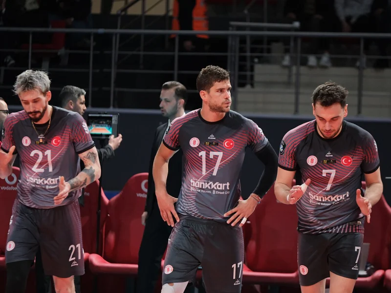 Trévor Clévenot in Ziraat Bankkart colors during a Turkish league match.