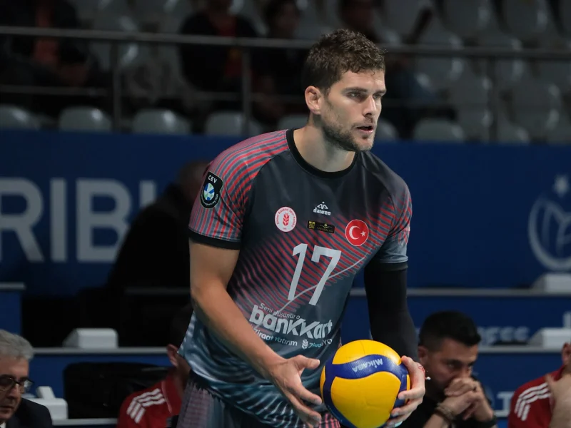 Trévor Clévenot in match action for Ziraat Bankkart.