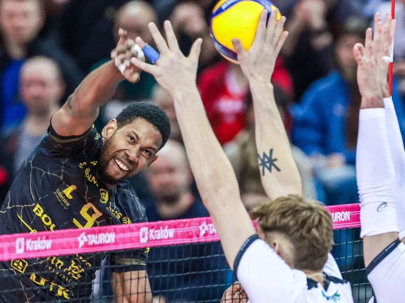 Wilfredo León attacking for Bogdanka LUK Lublin in the Polish Cup final.