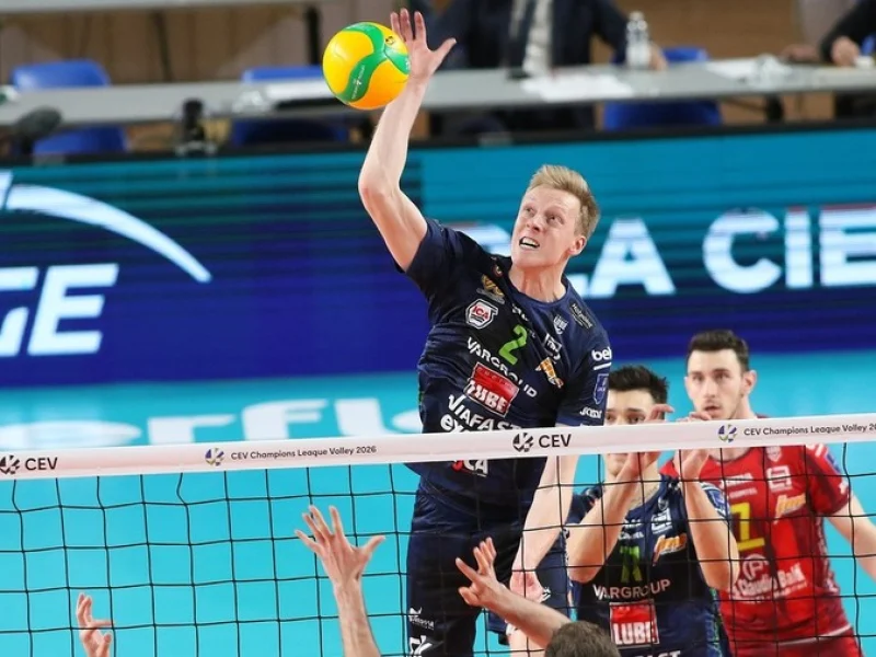 Wout D'Heer attacking for Cucine Lube Civitanova in the CEV Champions League.