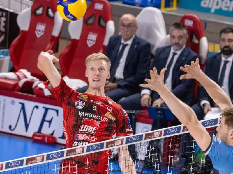 Wout D'Heer attacking at the net for Cucine Lube Civitanova.