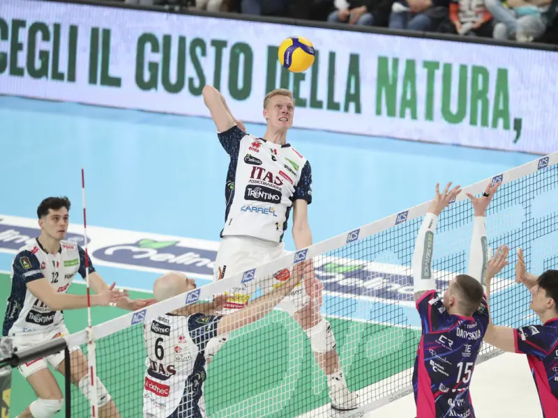 Wout D'Heer attacking for Itas Trentino at the net.