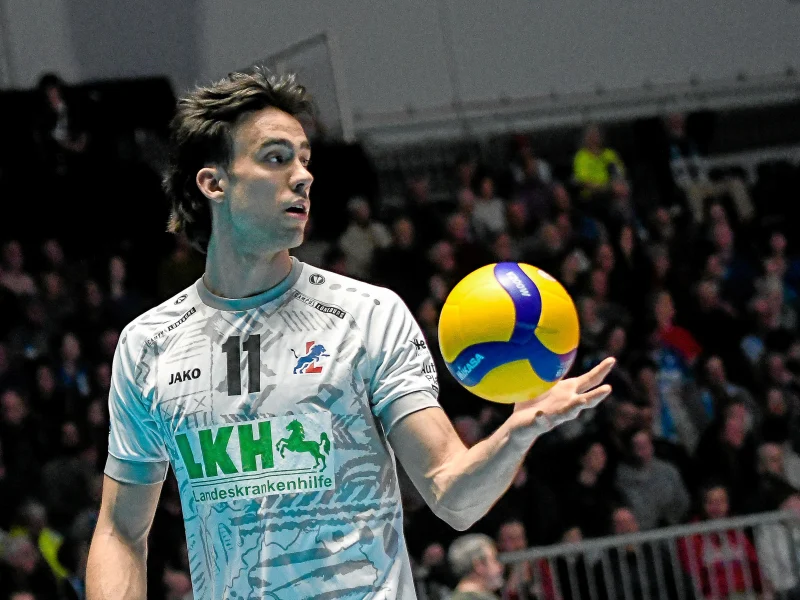Xander Ketrzynski serving for SVG Lüneburg