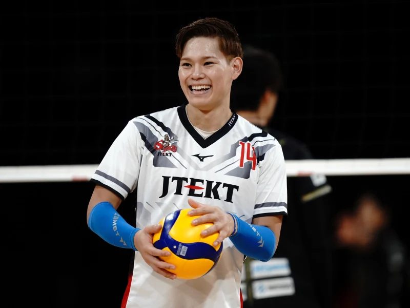 Yuji Nishida holding a volleyball during his JTEKT Stings career