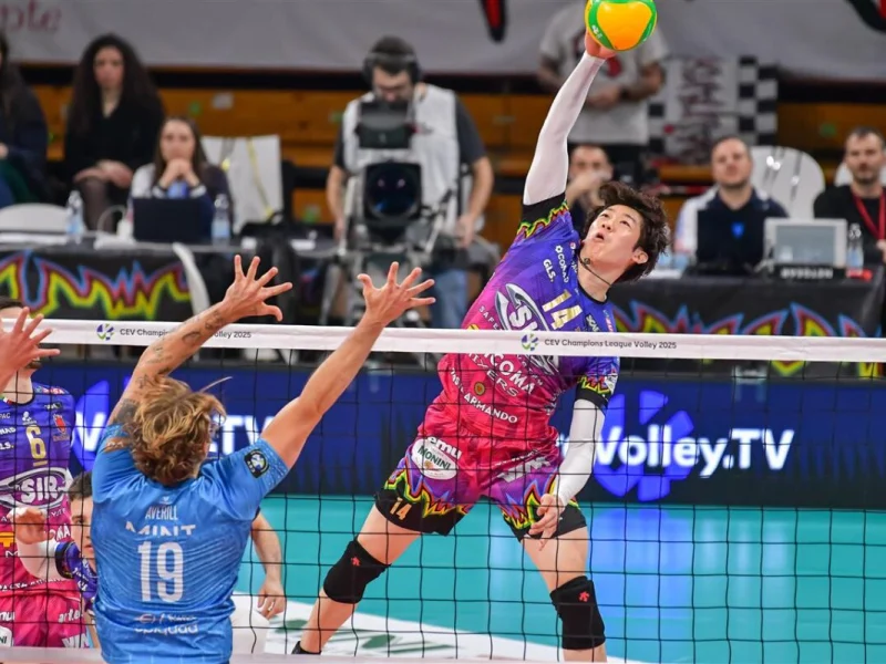 Yūki Ishikawa attacking for Sir Susa Vim Perugia in CEV Champions League competition