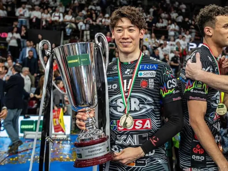Yūki Ishikawa holding a championship trophy with Sir Susa Vim Perugia